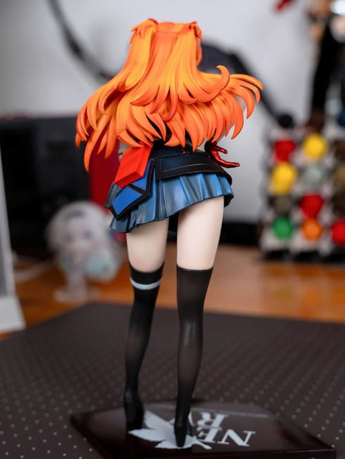 Figura Asuka Langley Evangelion con traje de piloto, vista lateral